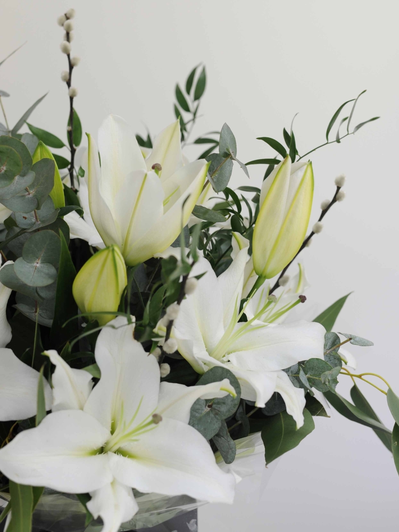 Luxury Lily Handtied